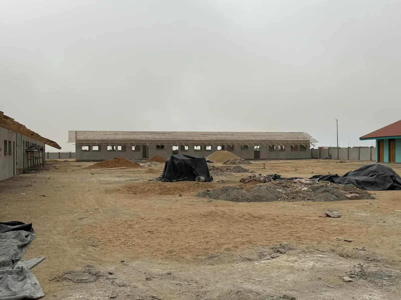 Broad view across a Mendozer building work site